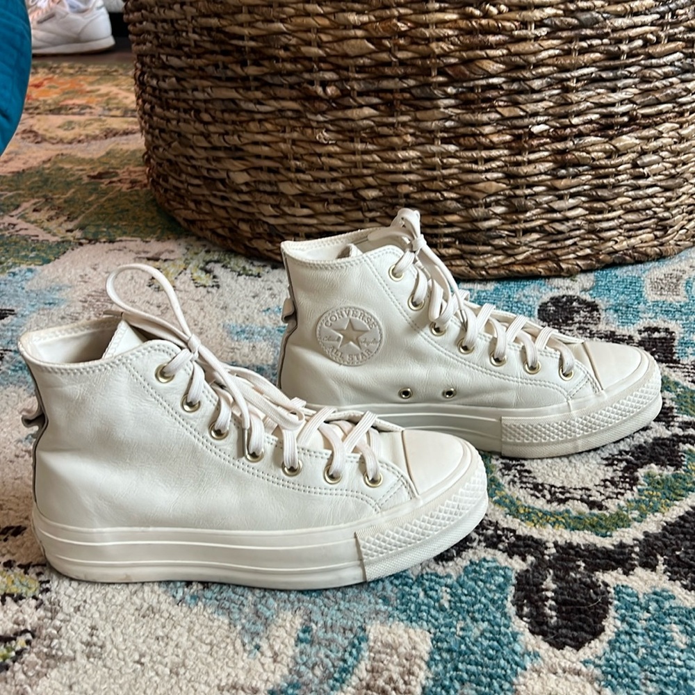 Chuck Taylor All Star Lift Platform in Vintage White/Egret/Gold
